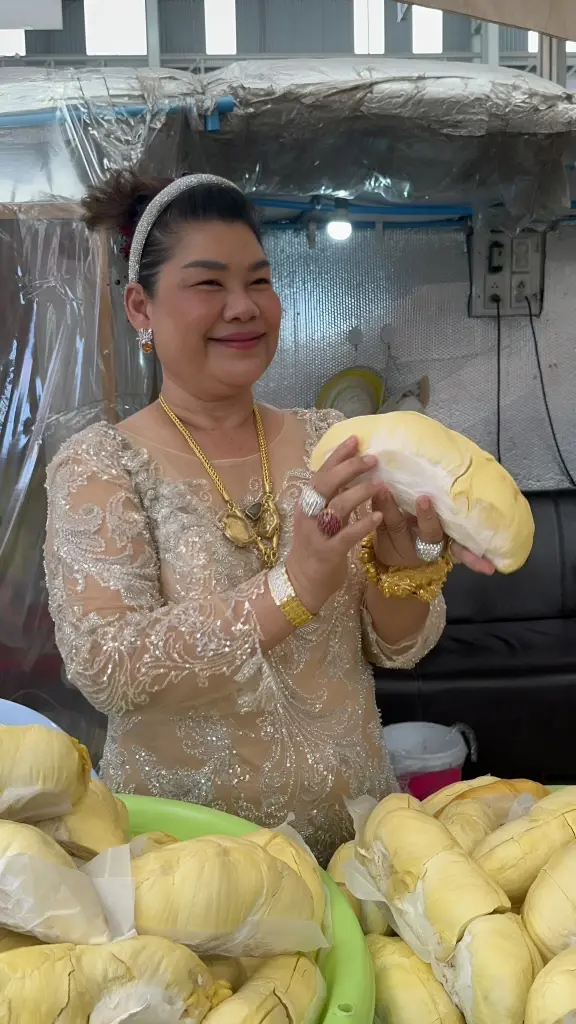 เดือด! "แม่ค้าตลาดสี่มุมเมือง" ชี้ ทุเรียนลูกละ 100 หวั่นทุบกลไกราคา-รายย่อยตายเกลื่อน