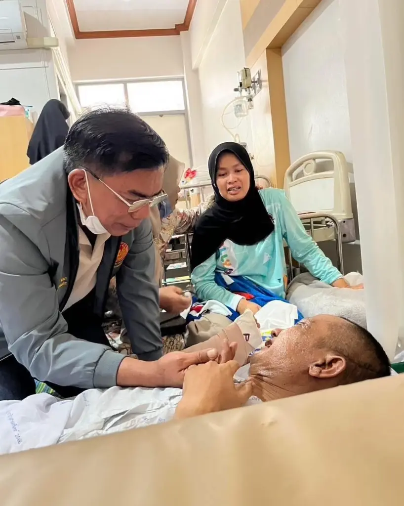 สส.กมลศักดิ์ ลีวาเมาะ เยี่ยมคนติดตามที่บาดเจ็บหลังถูกลอยยิง