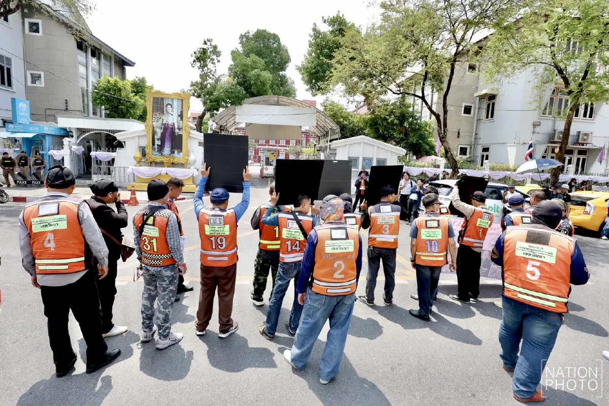 แท็กซี่-ไรเดอร์-วินฯ บุกทำเนียบฯ จี้รัฐคุมแพลตฟอร์ม-ปรับค่าโดยสาร