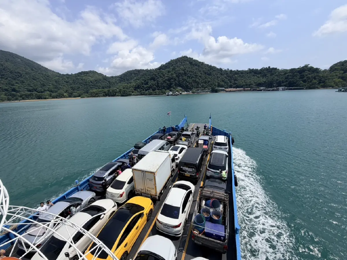 เกาะช้างแตก! นทท. แห่กลับทำรถติดยาว 3.5 กม. เผยยอด 4 วันทะลุ 5 หมื่นคน