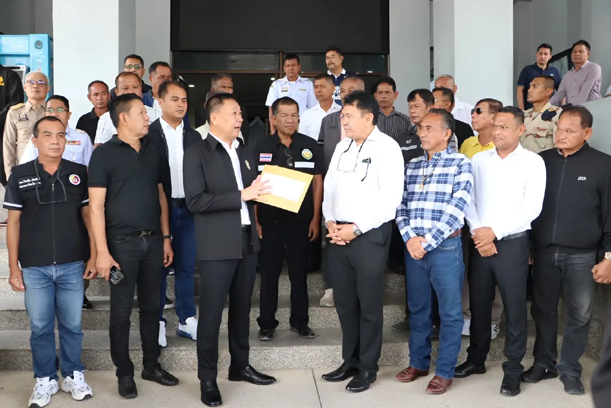 พัทลุงระอุ! อปท. บุกศาลากลาง ร้องผู้ว่าฯ เคลียร์คดี "อดีต สส. บ้านใหญ่" รุมทำร้าย "นายกเล็ก" (มีคลิป)