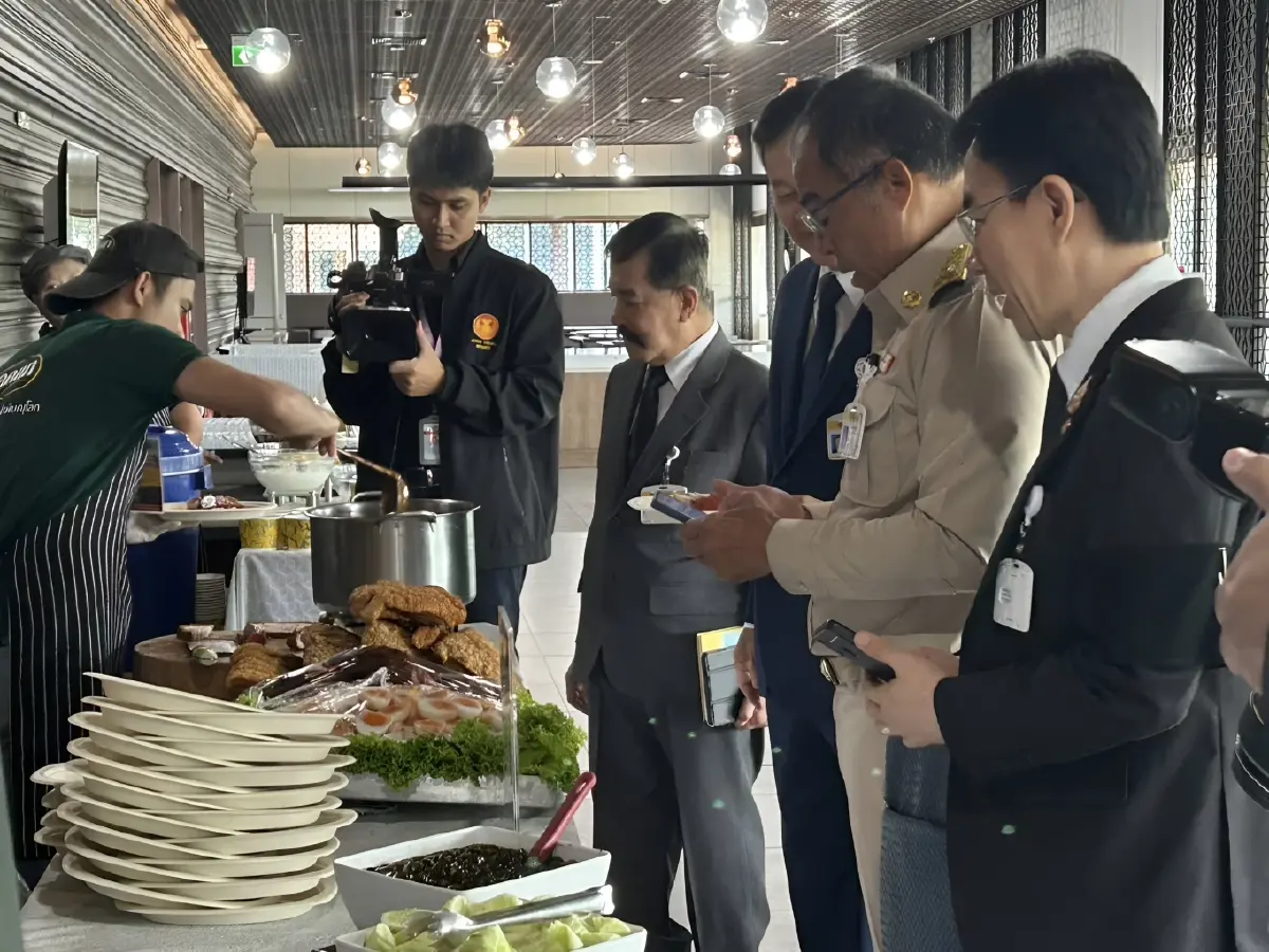 "บิ๊กเกรียง" นำร่อง สว. จ่ายเงินซื้อข้าวเองวันแรก! ลั่น "หมูแดงอร่อยจังฮู้" มั่นใจช่วยชาติประหยัดงบ