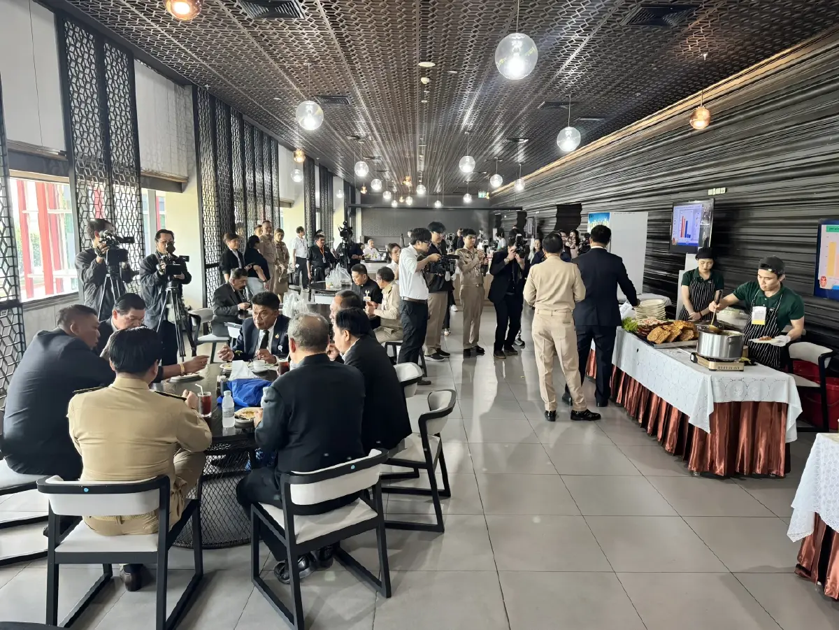 "บิ๊กเกรียง" นำร่อง สว. จ่ายเงินซื้อข้าวเองวันแรก! ลั่น "หมูแดงอร่อยจังฮู้" มั่นใจช่วยชาติประหยัดงบ