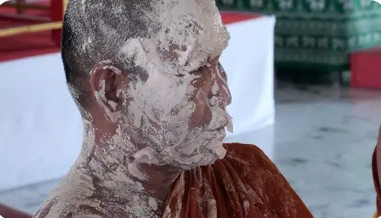 ขำพระบาปไหม! สีสันสงกรานต์สุรินทร์ "พระ-เณรชุบแป้งทอด" ท่ามกลางเสียงหัวเราะและศรัทธา (มีคลิป)