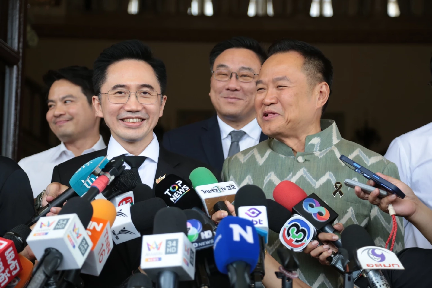 “อนุทิน-ยศชนัน” โชว์ปึ้ก ไหล่ชนไหล่ ย้ำทำงานไร้รอยต่อ