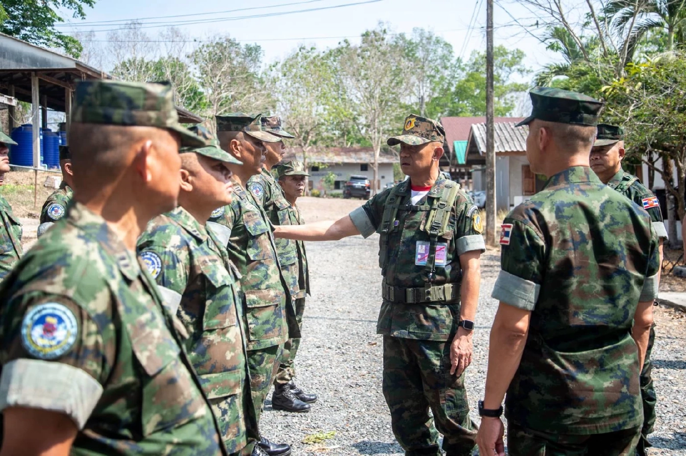 ผบ.กปช.จต. เจอกับ “ผู้การธรรมนูญ” แล้ว ขณะ ลงพื้นที่ชายแดนตราด