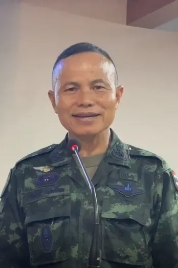 พล.ท.นรธิป โพยนอก แม่ทัพภาค 4