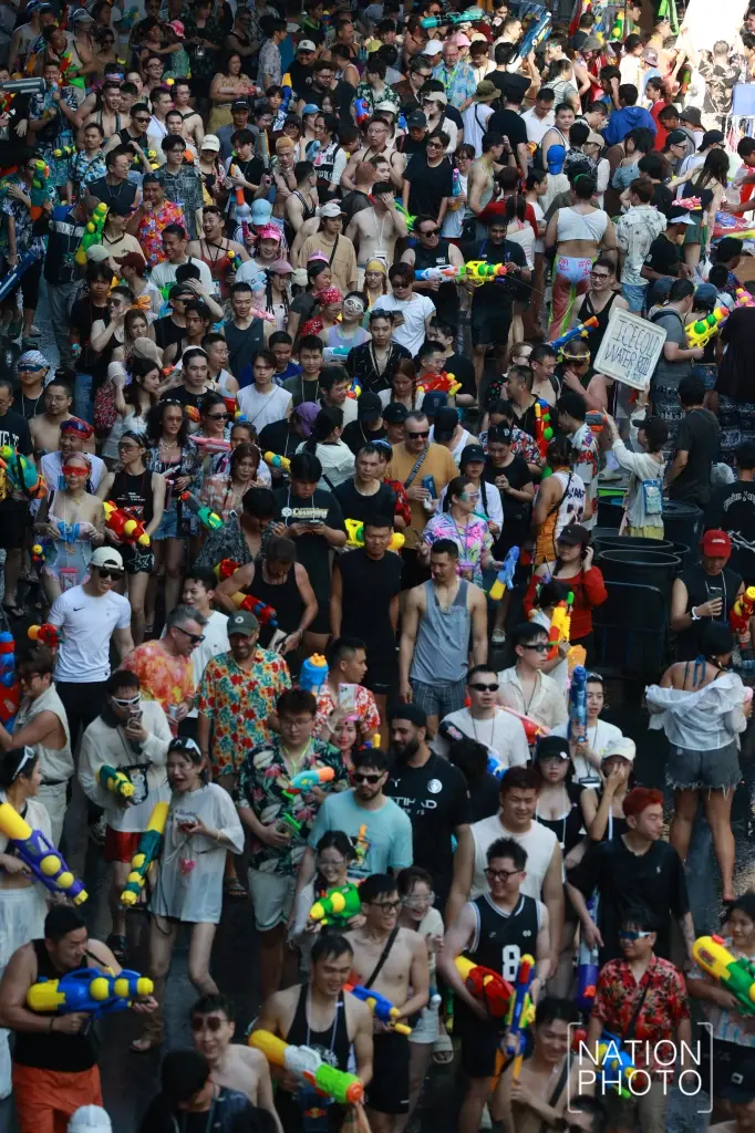 สื่อนอกตีข่าว! 'สงกรานต์ไทย นทท.ทั่วโลกแห่ร่วมงานล้นหลาม