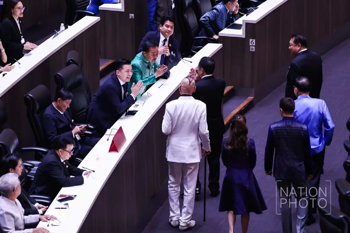 “อนุทิน” ยกมือไหว้ทักทาย “ธรรมนัส” กลางสภา หลังไม่ดึงกล้าธรรมร่วมรัฐบาล