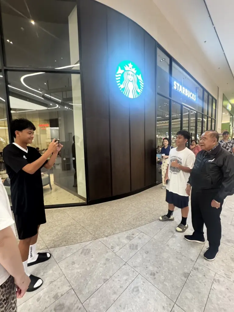 “ลุงป้อม” เช็กเรตติ้งสงกรานต์ คนรุ่นใหม่แห่ทักทายขอถ่ายรูป