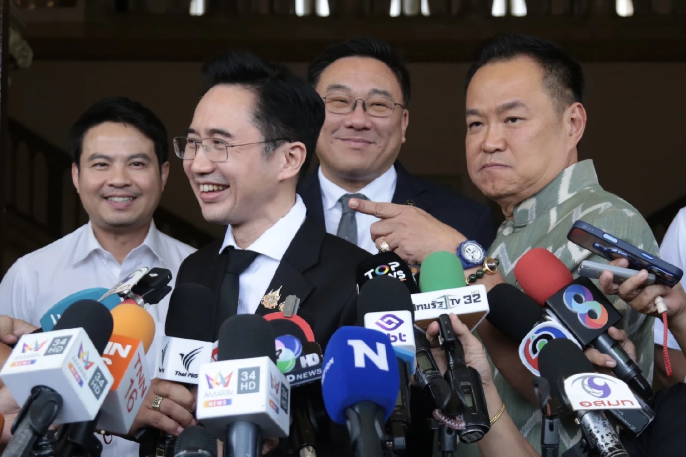 “อนุทิน-ยศชนัน” โชว์ปึ้ก ไหล่ชนไหล่ ย้ำทำงานไร้รอยต่อ