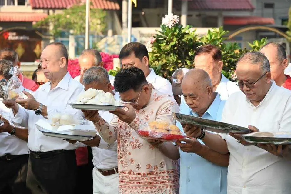 เลขาฯ ศอ.บต. ปลื้มรอยยิ้มชาวใต้ ในพิธีเช็งเม้งเจ้าแม่ลิ้มกอเหนี่ยว