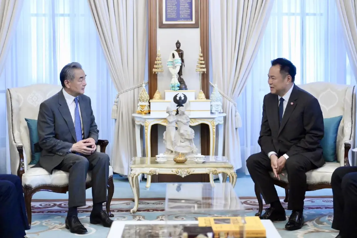 "อนุทิน" ขับรถพา "หวัง อี้" ไปรับประทานอาหารกลางวันด้วยตนเอง