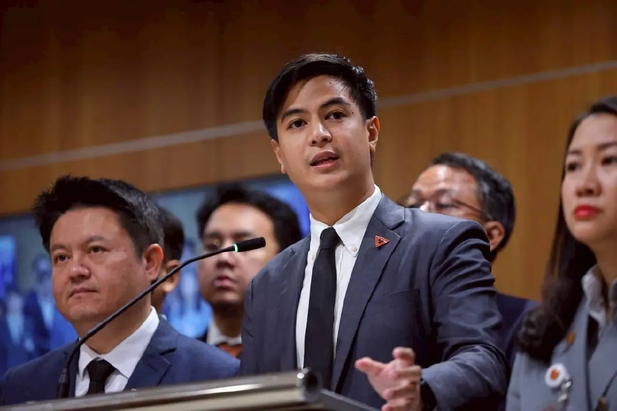 "ปชน." จ่อรวมชื่อ 140 สส. ฝ่ายค้าน ร้องศาลฎีกาสอบ ป.ป.ช. หลังมติอุ้ม "ศักดิ์สยาม" คดีซุกหุ้น ขัดแย้งศาล รธน.