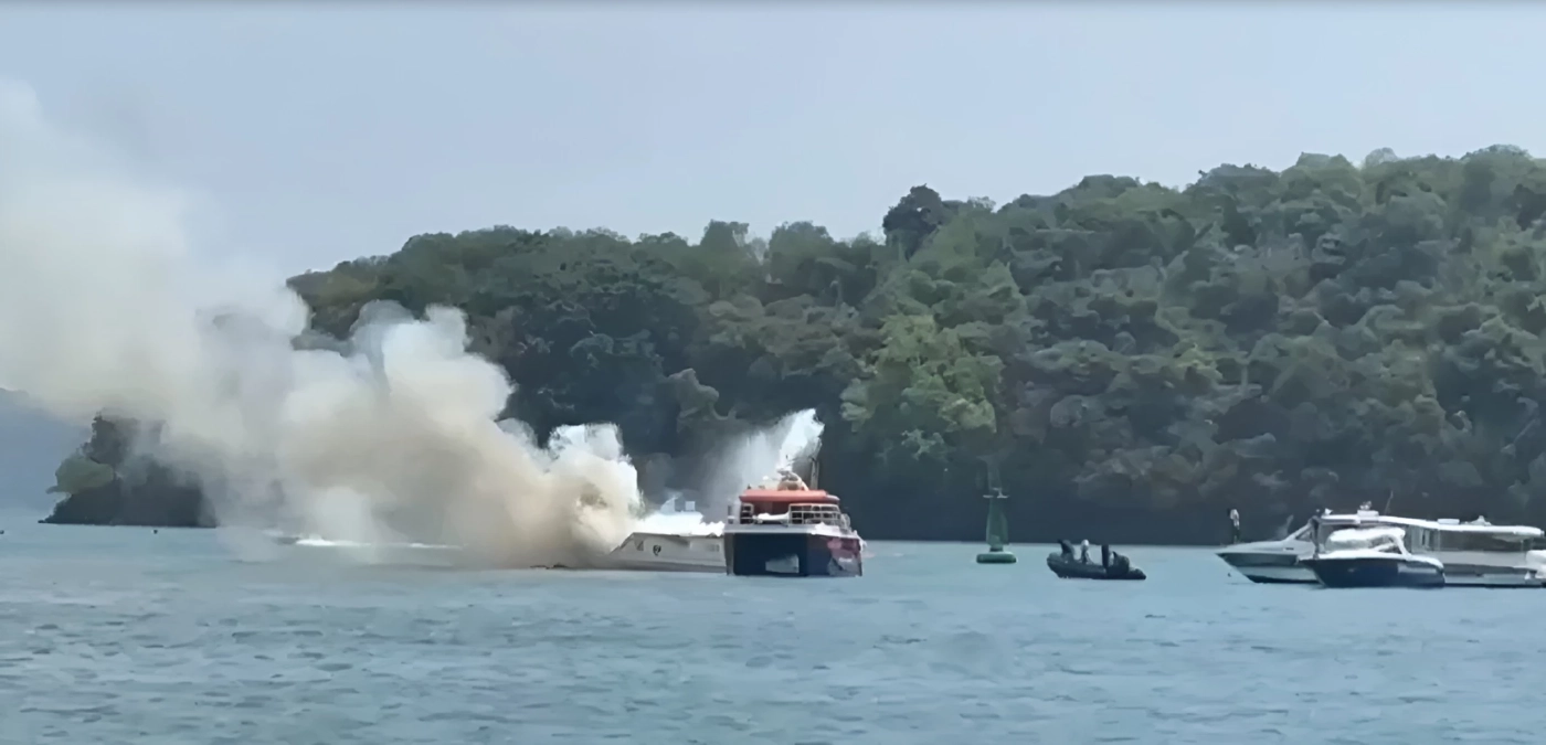 ด่วน! "สปีดโบ๊ท" ระเบิดสนั่นท่าเรือภูเก็ต ไฟลุกวอดทั้งลำก่อนจมทะเล (มีคลิป)