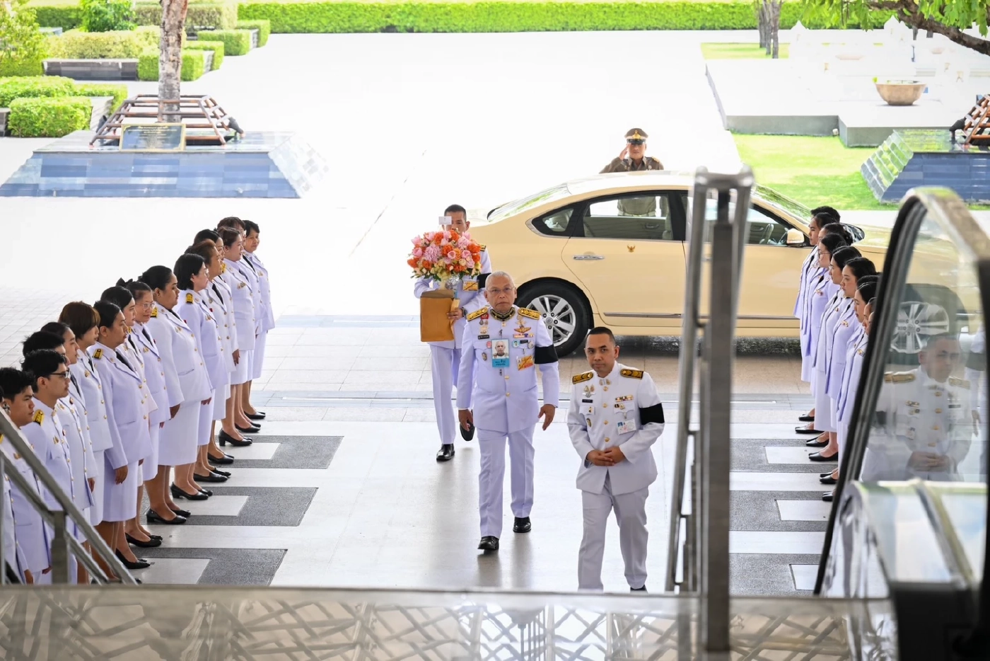 รมว.วธ. รับพระราชทานแจกันดอกไม้เนื่องในโอกาสเข้าดำรงตำแหน่ง