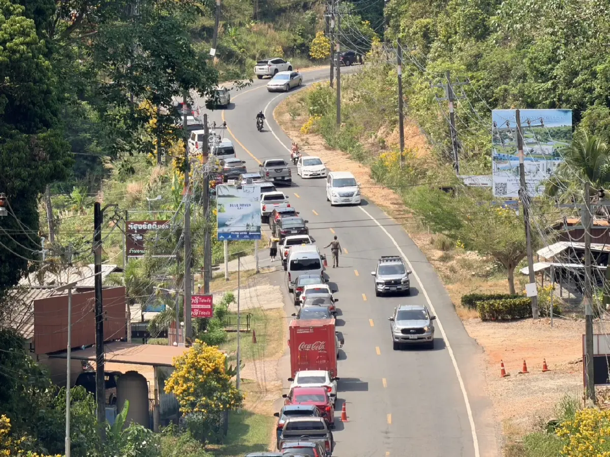 เกาะช้างแตก! นทท. แห่กลับทำรถติดยาว 3.5 กม. เผยยอด 4 วันทะลุ 5 หมื่นคน