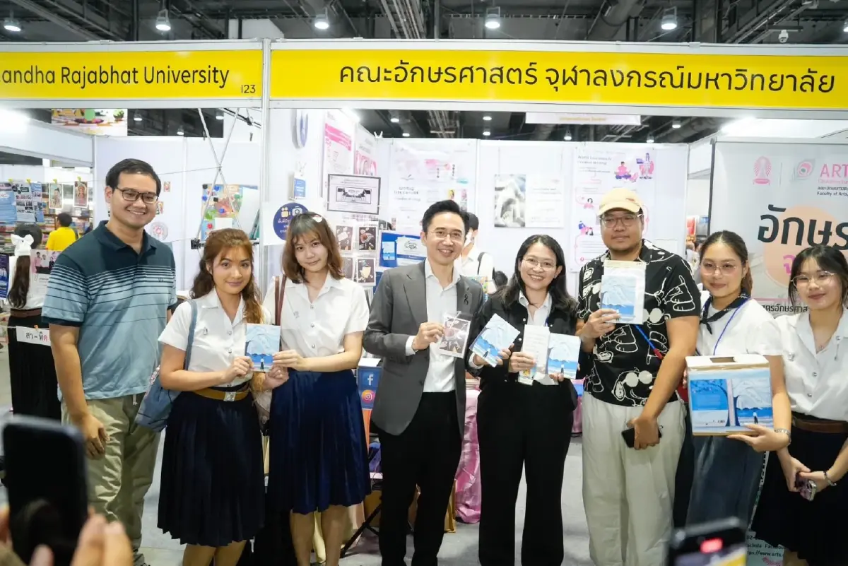  ศ.ดร. ยศชนัน วงศ์สวัสดิ์ รัฐมนตรีว่าการกระทรวงการอุดมศึกษา วิทยาศาสตร์ วิจัยและนวัตกรรม ได้มาเยี่ยมชมบูธของคณะอักษรศาสตร์ จุฬาฯ