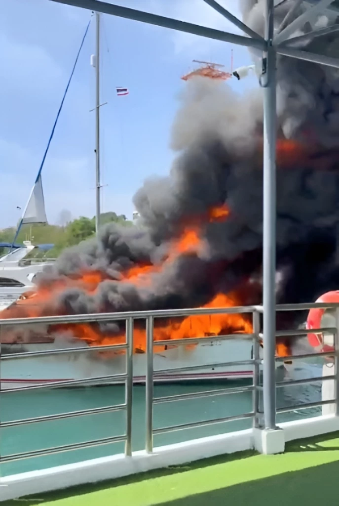 ด่วน! "สปีดโบ๊ท" ระเบิดสนั่นท่าเรือภูเก็ต ไฟลุกวอดทั้งลำก่อนจมทะเล (มีคลิป)