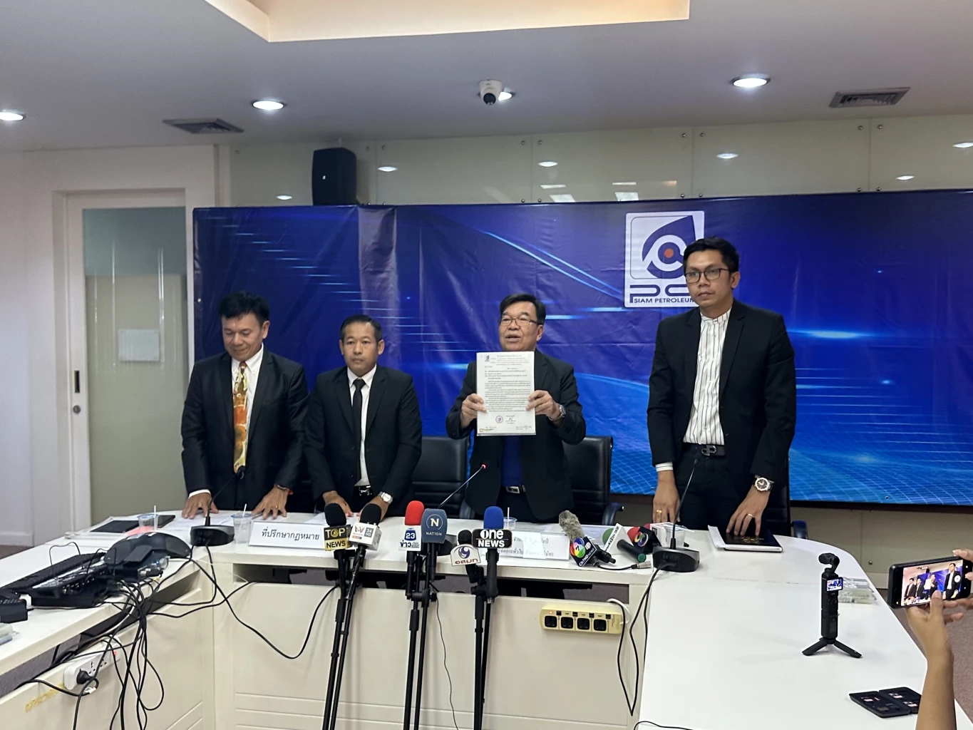 โต้กักตุนน้ำมัน! ยันโปร่งใส 100% "พี.ซี.สยามปิโตรเลียม" แจงสต็อก 2 ล้านลิตร (มีคลิป)