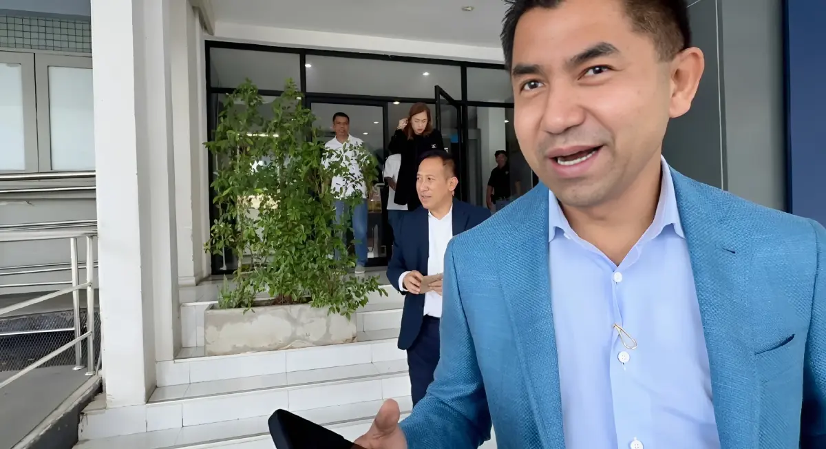 มาตามนัด! "บิ๊กโจ๊ก" เข้าพบพนักงานสอบสวน ปัดตอบสื่ออ้าง แจ้งความเอาผิด "อดีตลูกน้อง"