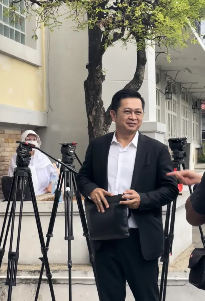 นับถอยหลัง 11 วัน "ทักษิณ" พักโทษกลับบ้าน "อุ๊งอิ๊ง-เอม" เยี่ยมส่งท้ายก่อนปล่อยตัว เผยเจ้าตัว "งง" ต้องติดกำไล EM