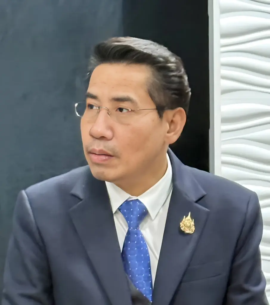 “ดร.ณัฏฐ์” หรือ ดร.ณัฐวุฒิ วงศ์เนียม นักกฎหมายมหาชนชื่อดัง 