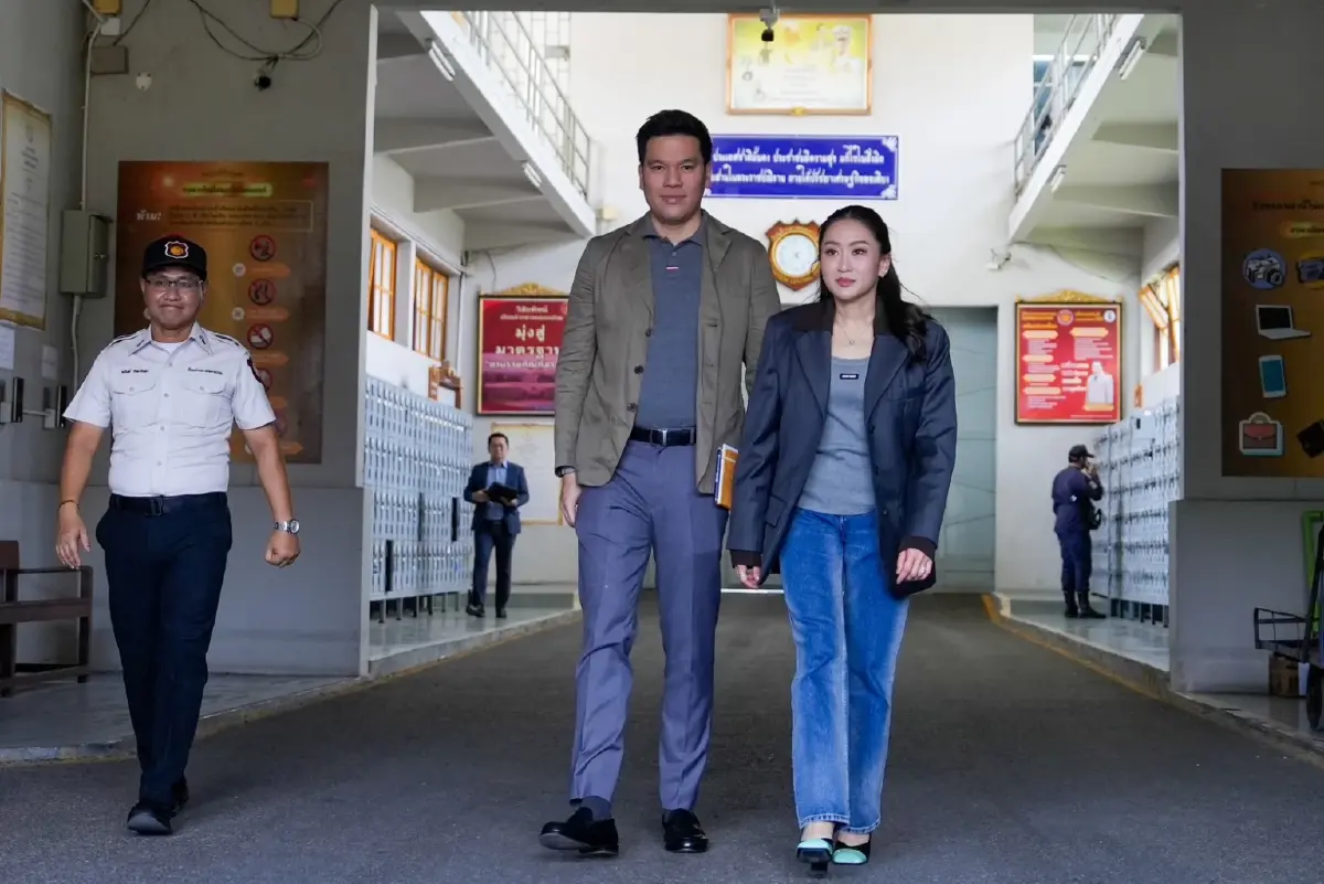 "อุ๊งอิ๊ง-ปิฎก" เข้าเยี่ยม "ทักษิณ" ครบ 7 เดือนในเรือนจำ ทนายปัดตอบปม "พักโทษ"