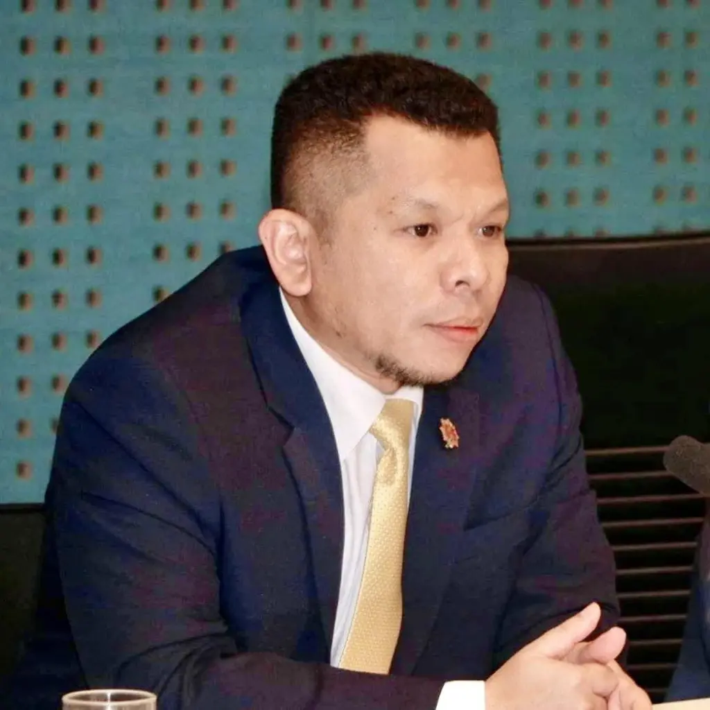 “สส.กมลศักดิ์” บุกแจ้งจับ “ว่าที่ นาวาตรี” ตระกูลดัง ส่อพิรุธย้ายพ้นพื้นที่ก่อนโดนจับ!