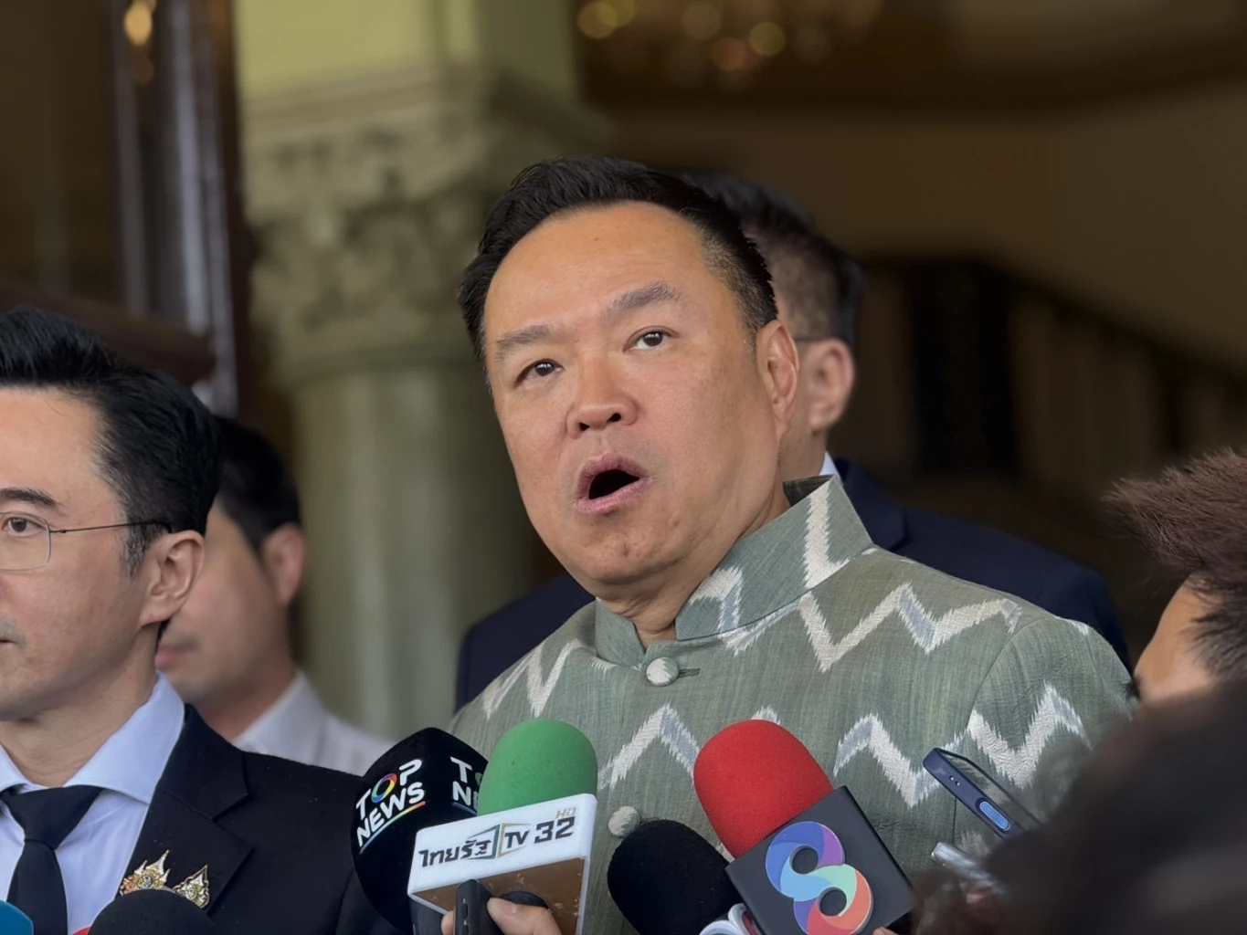 "นายกฯ" เดือดซัด "เลว-ขายชาติ" สั่งเช็กบิลขบวนการขนน้ำมันไป "กัมพูชา"