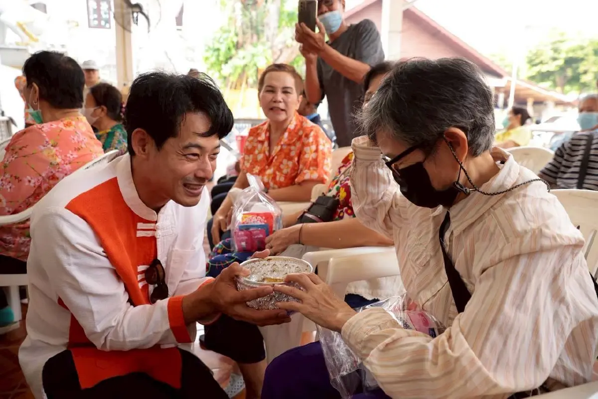 อากาศสะอาดคือสิทธิ! "เท้ง" ร่วมงาน "สงกรานต์" เชียงใหม่-ลำพูน ชาวเหนือโอดฝุ่นพิษ PM 2.5 หนักมาก