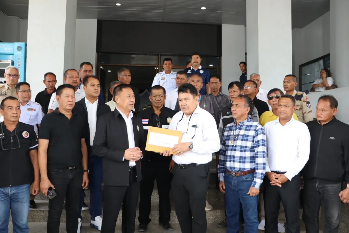 พัทลุงระอุ! อปท. บุกศาลากลาง ร้องผู้ว่าฯ เคลียร์คดี "อดีต สส. บ้านใหญ่" รุมทำร้าย "นายกเล็ก" (มีคลิป)