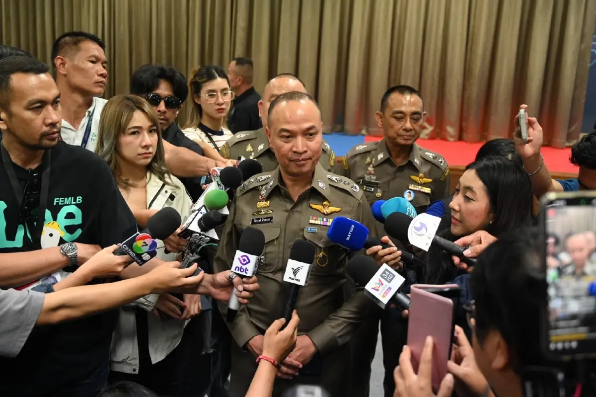 พล.ต.ท.ไตรรงค์ ผิวพรรณ รองจเรตำรวจแห่งชาติ ในฐานะโฆษกสำนักงานตำรวจแห่งชาติ 