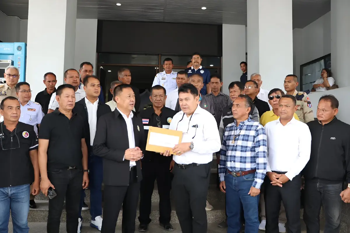 พัทลุงระอุ! อปท. บุกศาลากลาง ร้องผู้ว่าฯ เคลียร์คดี "อดีต สส. บ้านใหญ่" รุมทำร้าย "นายกเล็ก" (มีคลิป)