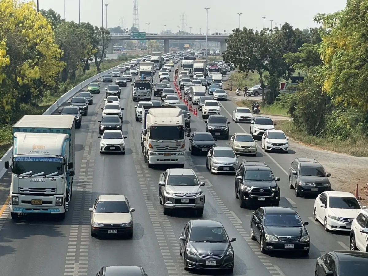 น้ำมันลด...รถเต็มถนน! รถแน่น "สายเอเชีย-บางปะหัน" คนแห่เดินทางรับเช้า "วันหยุดสงกรานต์"