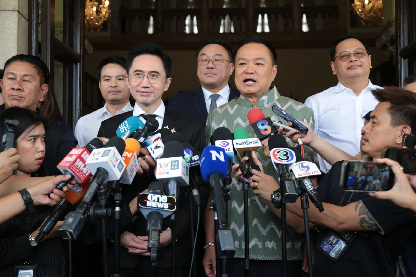 “อนุทิน-ยศชนัน” โชว์ปึ้ก ไหล่ชนไหล่ ย้ำทำงานไร้รอยต่อ