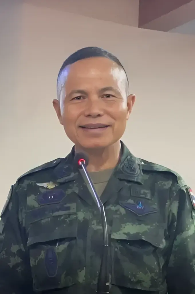 พล.ท.นรธิป โพยนอก แม่ทัพภาคที่ 4