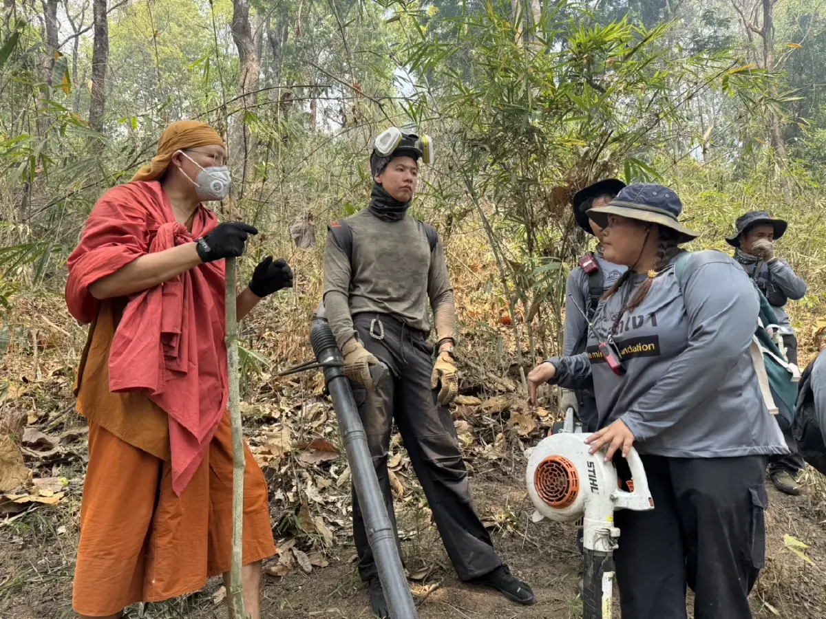 พลังศรัทธาสู้ไฟป่า! "พระครูอ๊อด-ทราย สก๊อต" นำทีมอาสาสมัครบุกดับไฟป่าเชียงใหม่