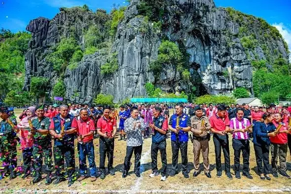 เลขาธิการ ศอ.บต. ปลุกชาวถ้ำทะลุใช้กีฬา-ศรัทธา ปราบยาเสพติด