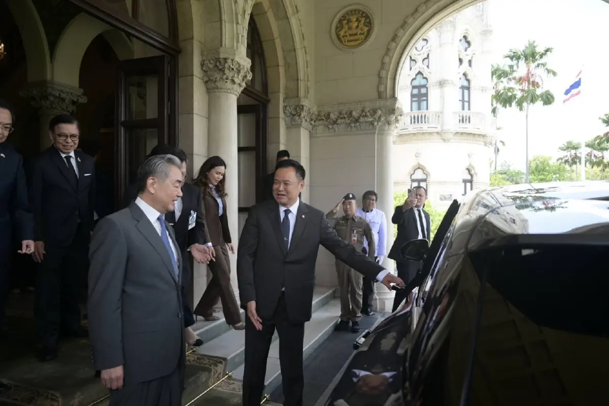 คลิปประวัติศาสตร์ “อนุทิน” ขับรถพา “หวัง อี้” ไปกินมื้อเที่ยง