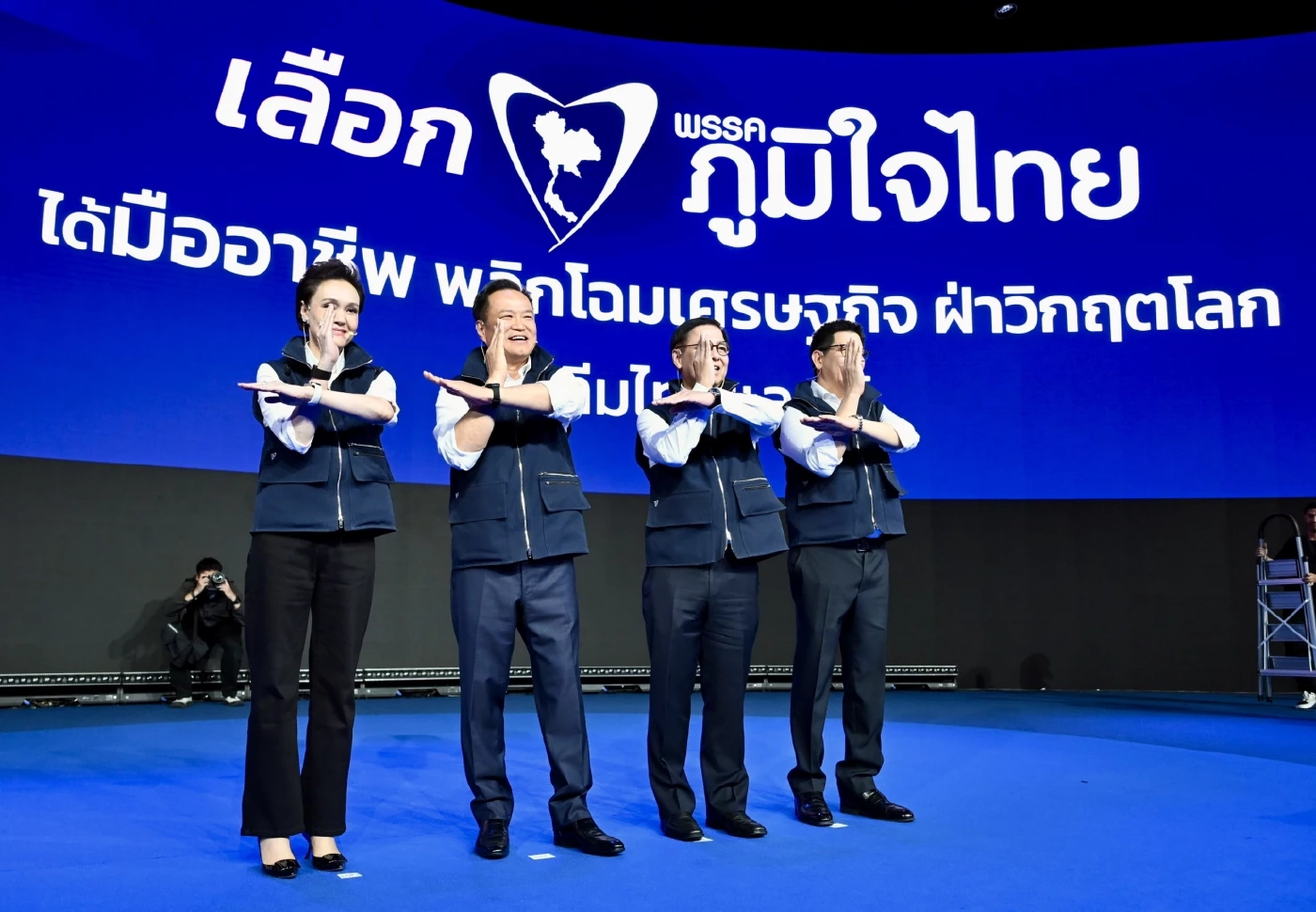 โพลชี้ ไม่เห็นใจ "นายกฯอนุทิน" แถมชักไม่มั่นใจฝีมือ "3 รมต.มืออาชีพ" ฝ่าวิกฤต