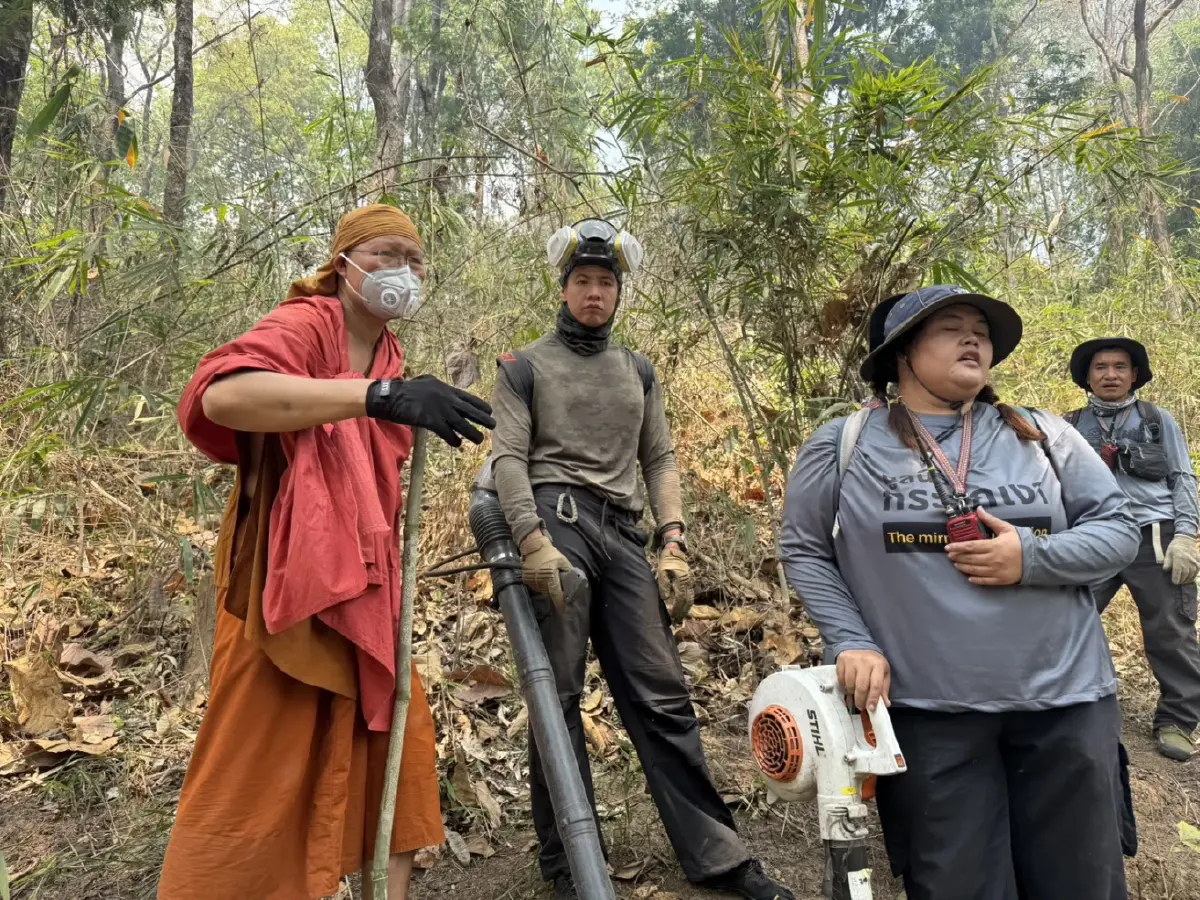พลังศรัทธาสู้ไฟป่า! "พระครูอ๊อด-ทราย สก๊อต" นำทีมอาสาสมัครบุกดับไฟป่าเชียงใหม่