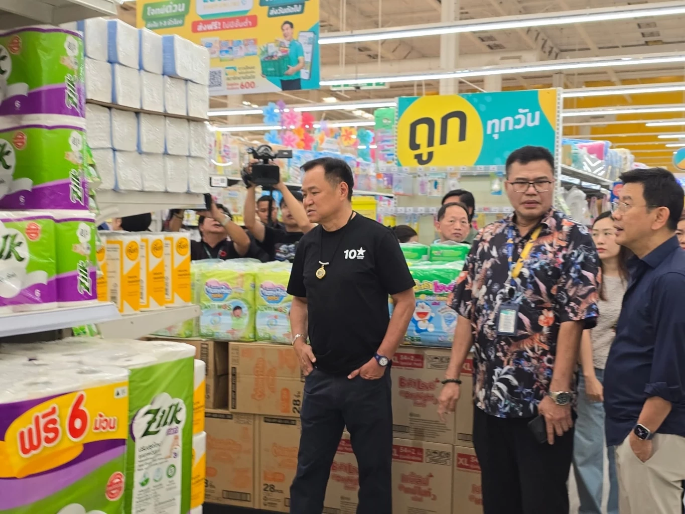 นายกฯ บุกตรวจห้างติดตาม "ไทยช่วยไทย" โดนวีนฉ่ำ! น้ำมันแพง