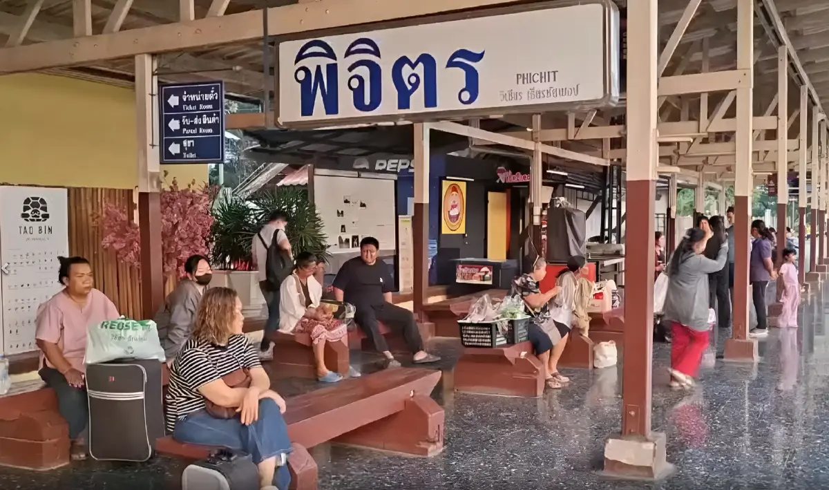 เช็กด่วน! ตั๋วสงกรานต์ "สายเหนือ" เต็มหมดแล้ว น้ำมันแพงจนท้อ! ชาวพิจิตร หันพึ่งรถไฟค่าตั๋ว 8 บาท (มีคลิป)