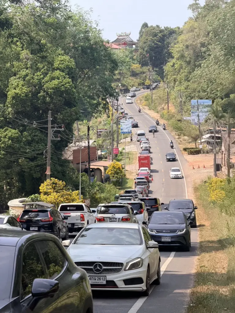 เกาะช้างแตก! นทท. แห่กลับทำรถติดยาว 3.5 กม. เผยยอด 4 วันทะลุ 5 หมื่นคน