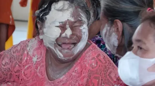 ขำพระบาปไหม! สีสันสงกรานต์สุรินทร์ "พระ-เณรชุบแป้งทอด" ท่ามกลางเสียงหัวเราะและศรัทธา (มีคลิป)