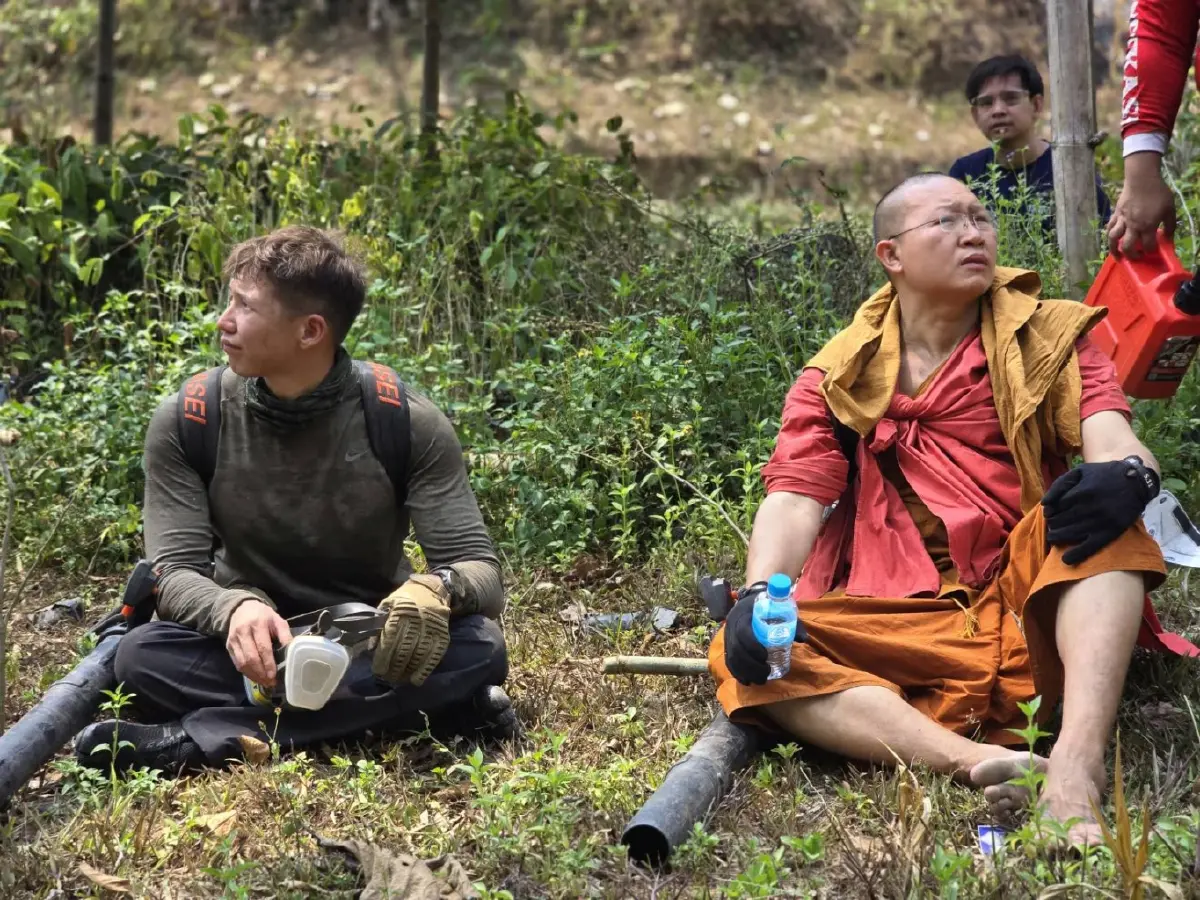 พลังศรัทธาสู้ไฟป่า! "พระครูอ๊อด-ทราย สก๊อต" นำทีมอาสาสมัครบุกดับไฟป่าเชียงใหม่