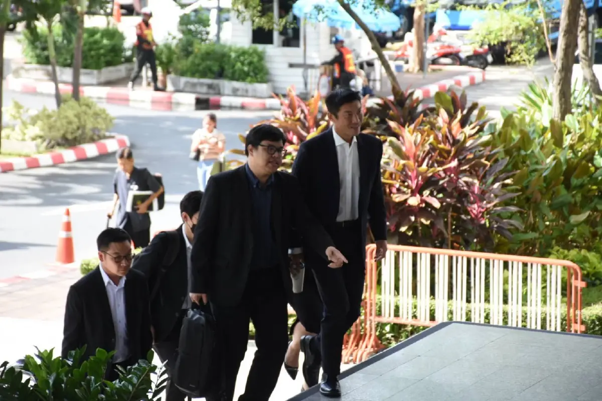 ด่วน! "ธนาธร" ถึงศาลอาญาแล้ว ยิ้มสู้ บอก "กำลังใจดี" ก่อนเข้าฟังคำพิพากษา ลุ้นผลคดี ม.112