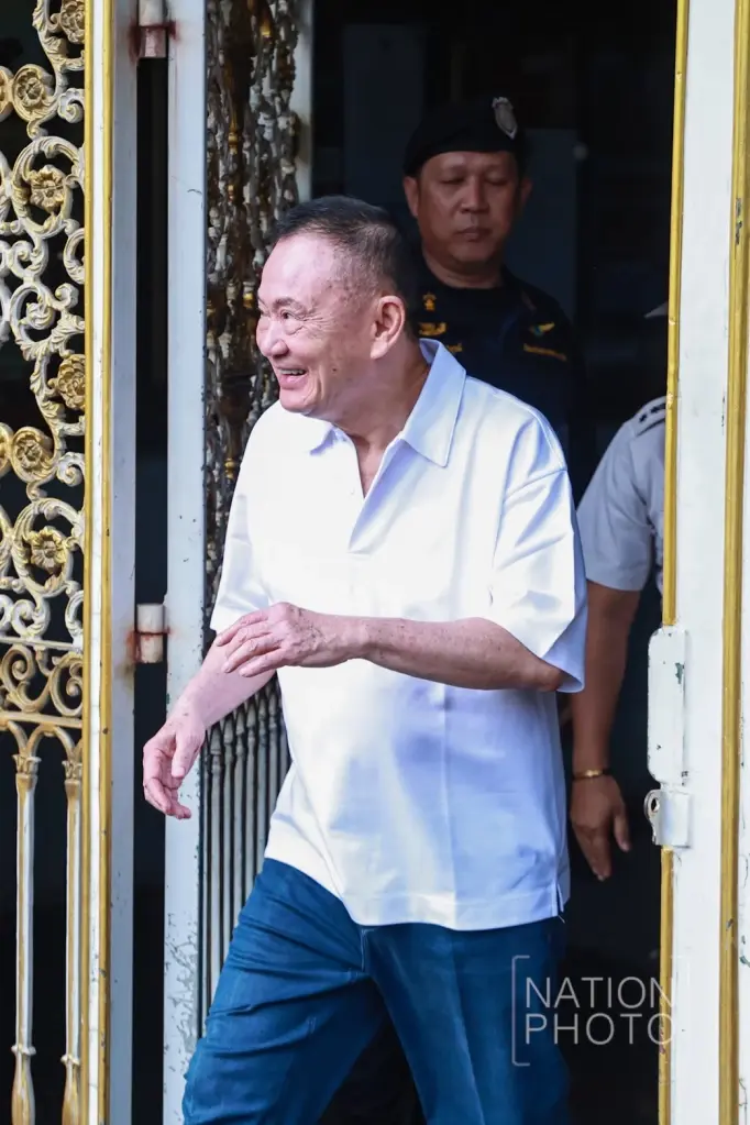 ยิ้มแห่งอิสรภาพ "ทักษิณ" ออกจากเรือน มีครอบครัว - เสื้อแดง รับคึกคัก