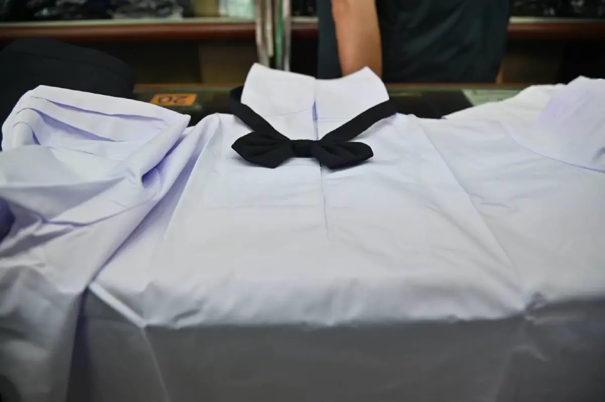 พาณิชย์ลงพื้นที่ตรวจร้านชุดนักเรียนก่อนเปิดเทอม ย้ำตรึงราคา - ปิดป้ายชัด